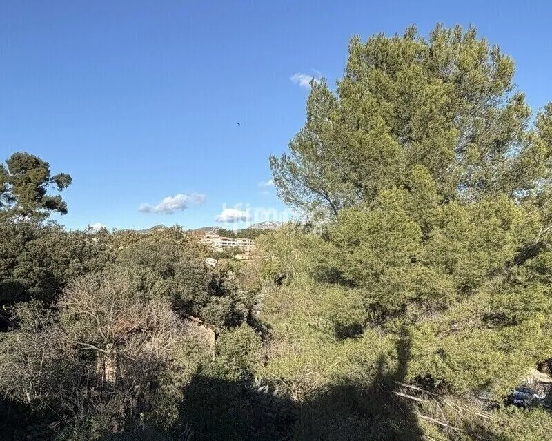 Maison de 101m2 à rénover sur sa parcelle de 500m2 - St Menet 13