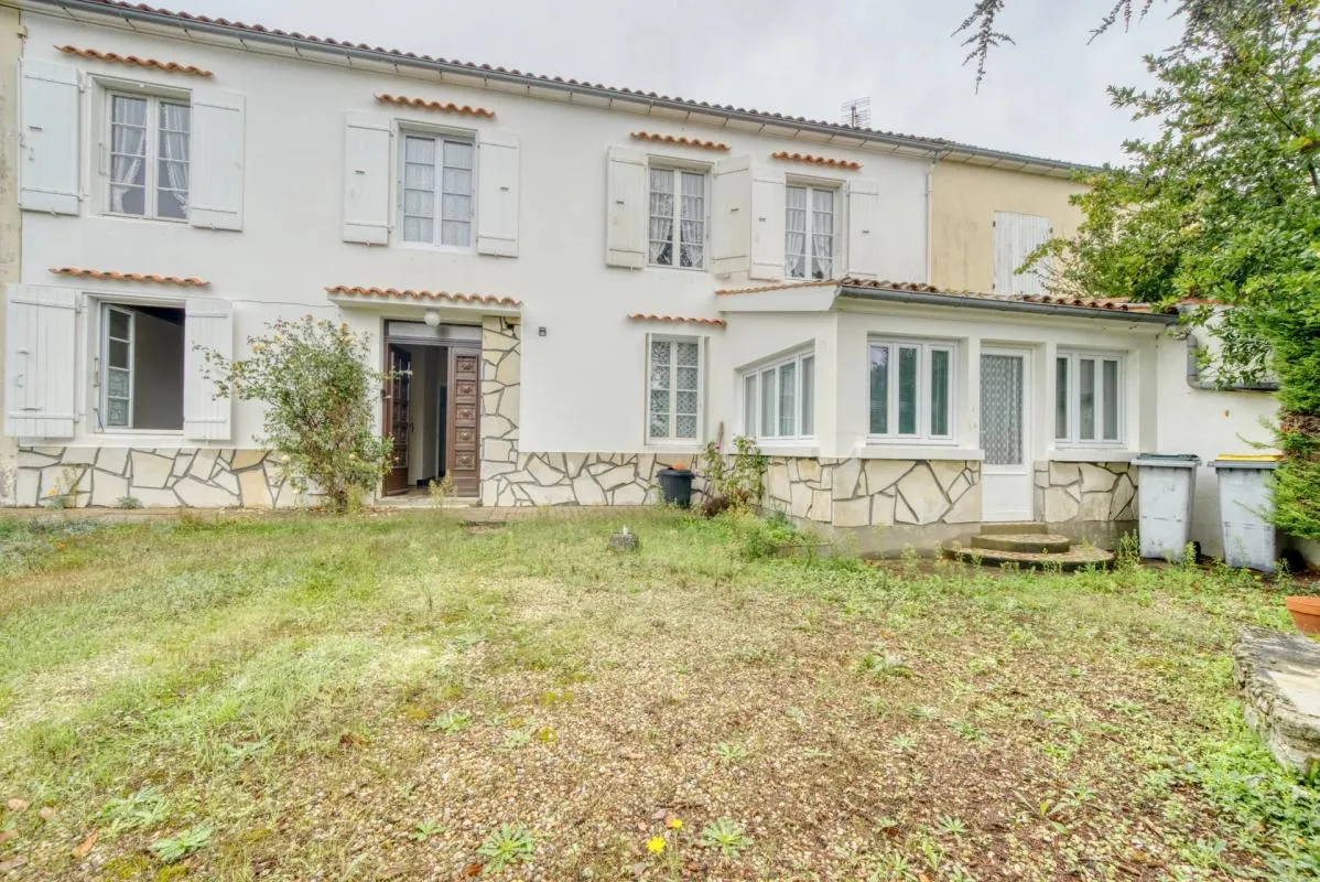 Maison en Pierre 5 pièces de 119 m² à Genouillé