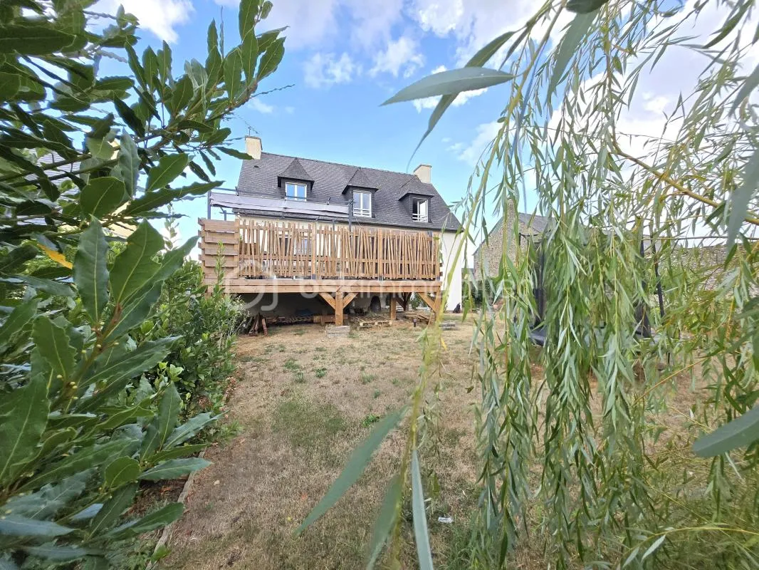 Une maison familiale aux beaux volumes, avec terrain et sous-sol complet