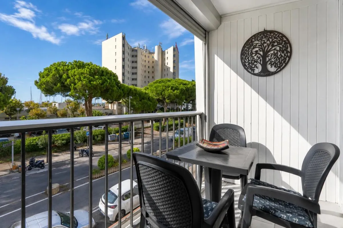 LA GRANDE-MOTTE (34280) – STUDIO CABINE AVEC COIN NUIT – 31,59 M² – BALCON – VUE MER & PORT – EXPOSITION SUD – ASCENSEUR