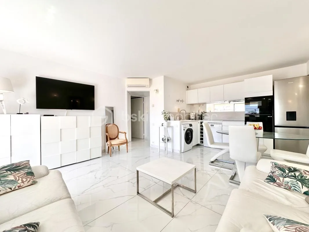 GOLFE JUAN - 2 PIÈCES RÉNOVÉ CLÉ EN MAIN – TERRASSE 15m2 VUE MER - PISCINE - PORT ET PLAGES