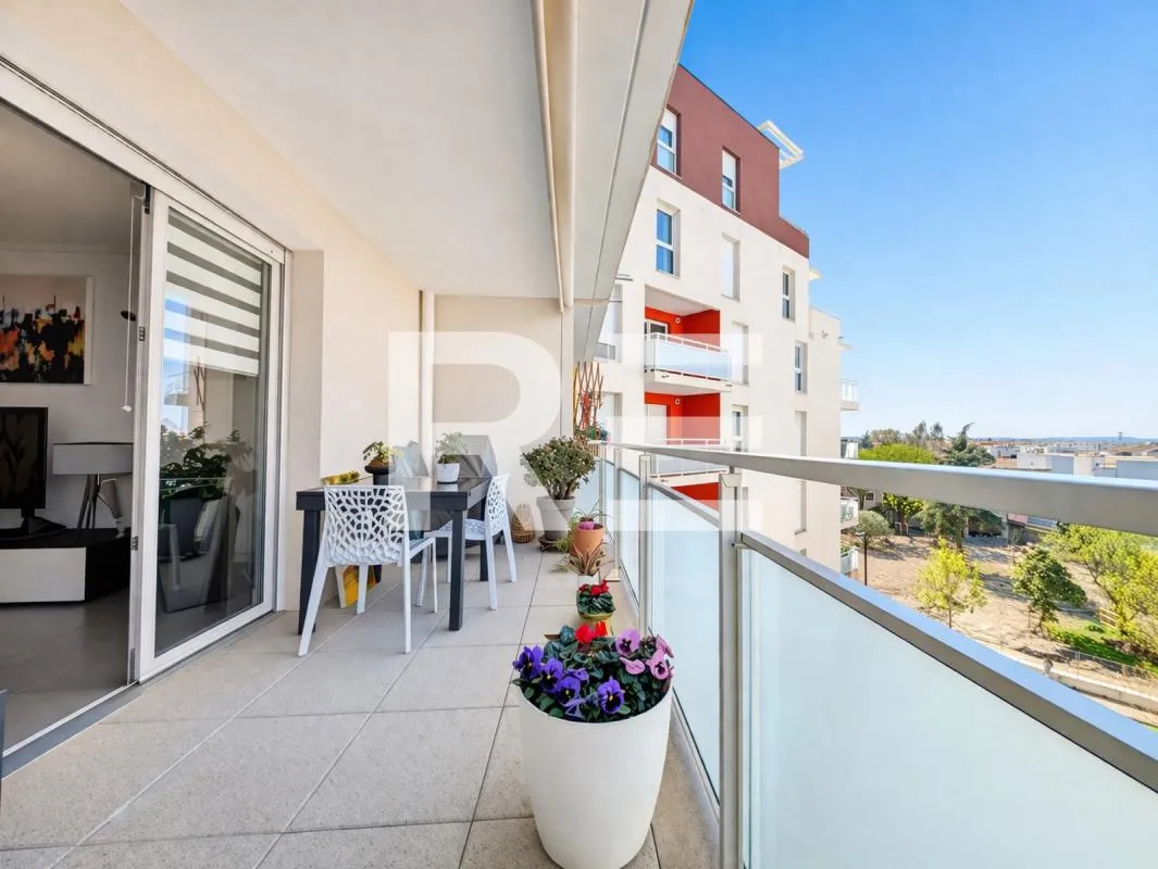 P3 traversant terrasses, ascenseur et parking - Proche Gare