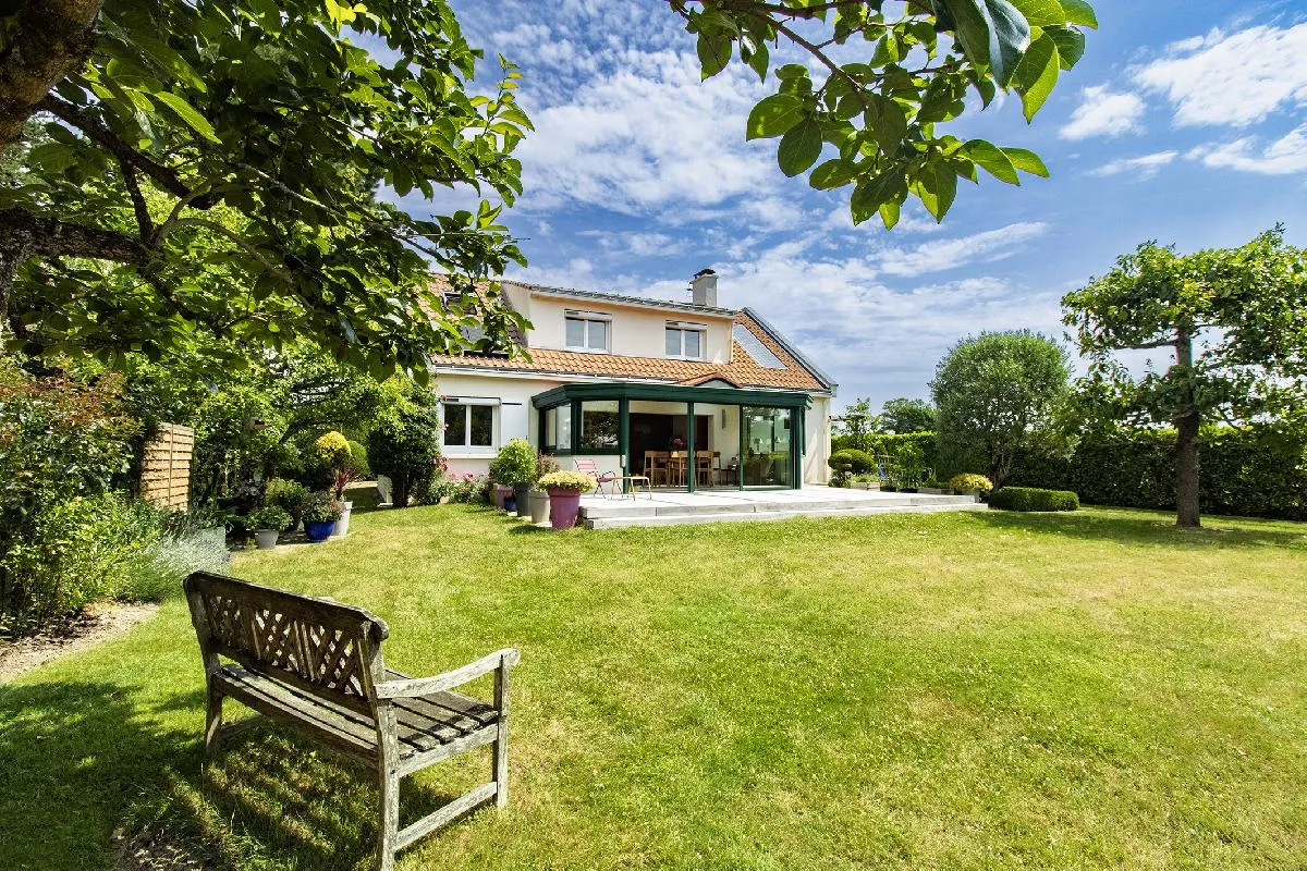 Maison traditionnelle, de 125 m² (potentiel de 150 m²) 4 chambres, bureau, sur terrain de 1923 m² magnifiquement arboré