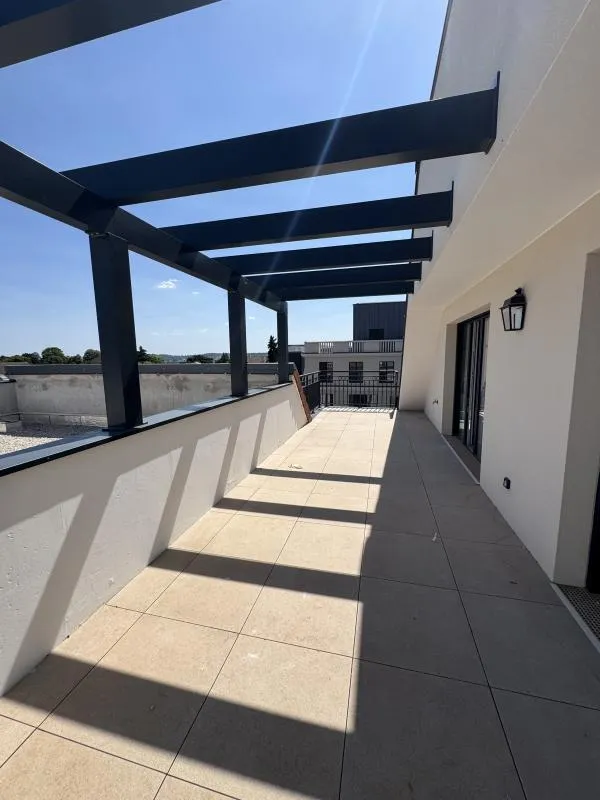**LIVRAISON IMMINENTE- 5 PIECES NEUF - TERRASSE 30m2 + 2 PARKINGS + Plein Coeur de ville et Proche Gare