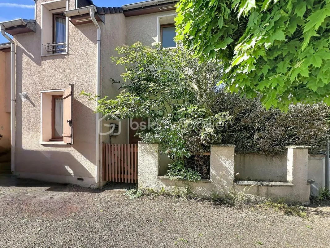 Maison à rénover avec jardin et garage – Savigny-le-Temple