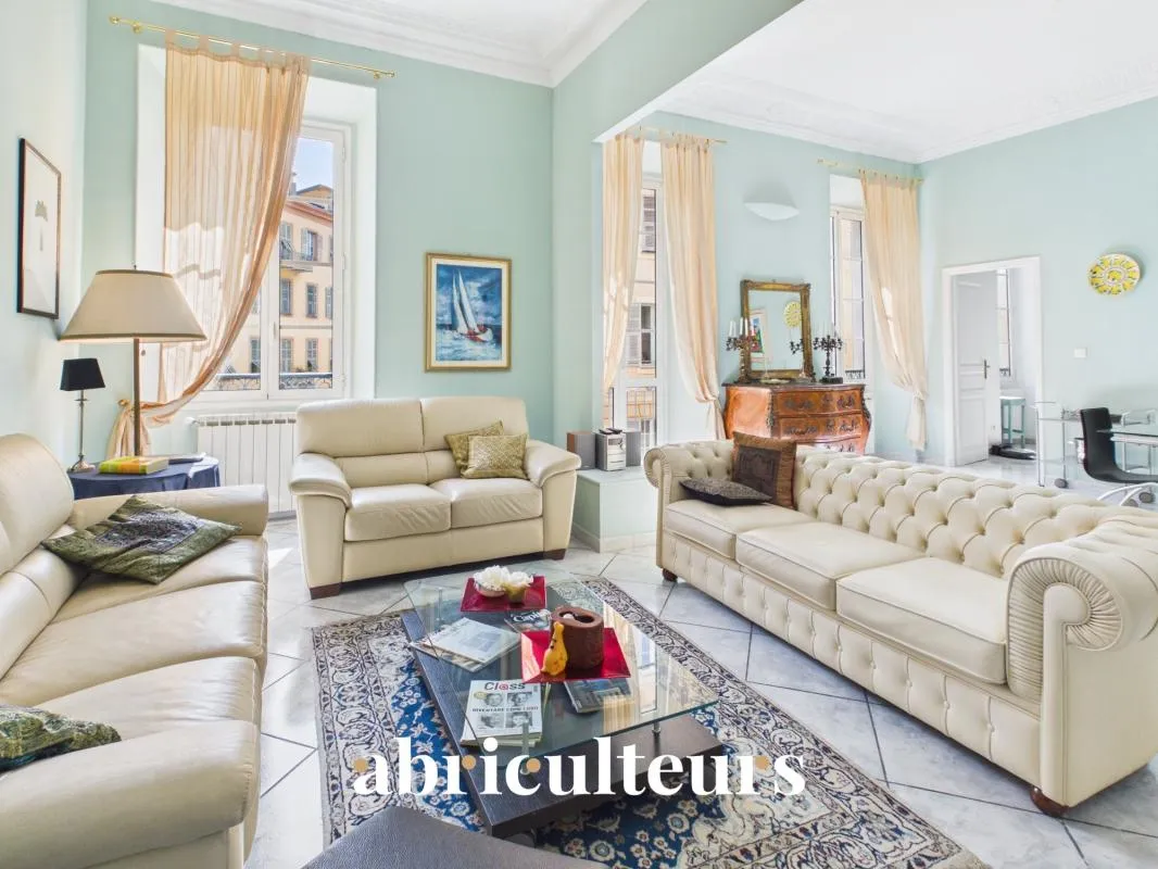 Superbe appartement traversant rénové en vente À 30 mètres du Port de Nice (06300)