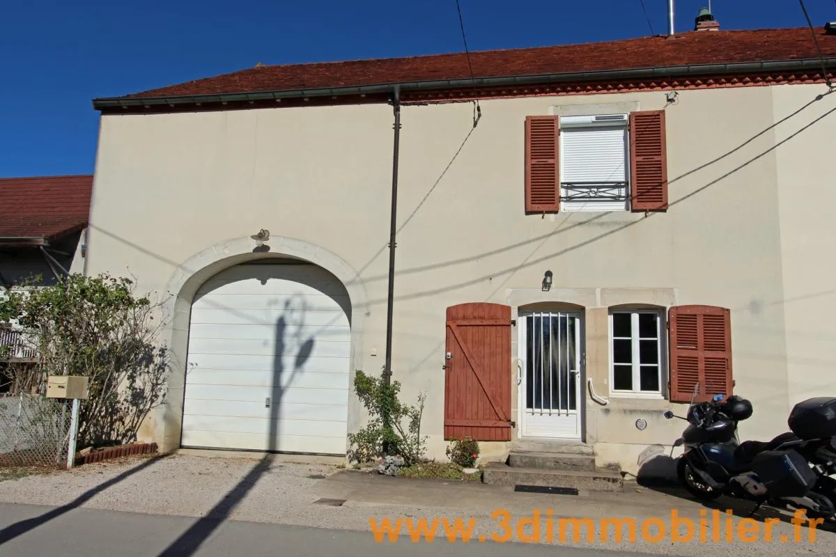 Proche Bletterans, à vendre une maison située au calme avec beau terrain