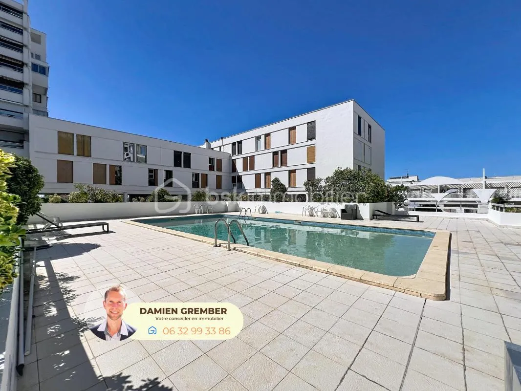 La Grande-Motte Centre – T4 traversant de 81 m² avec terrasse, cellier et piscine, plage à 200 m