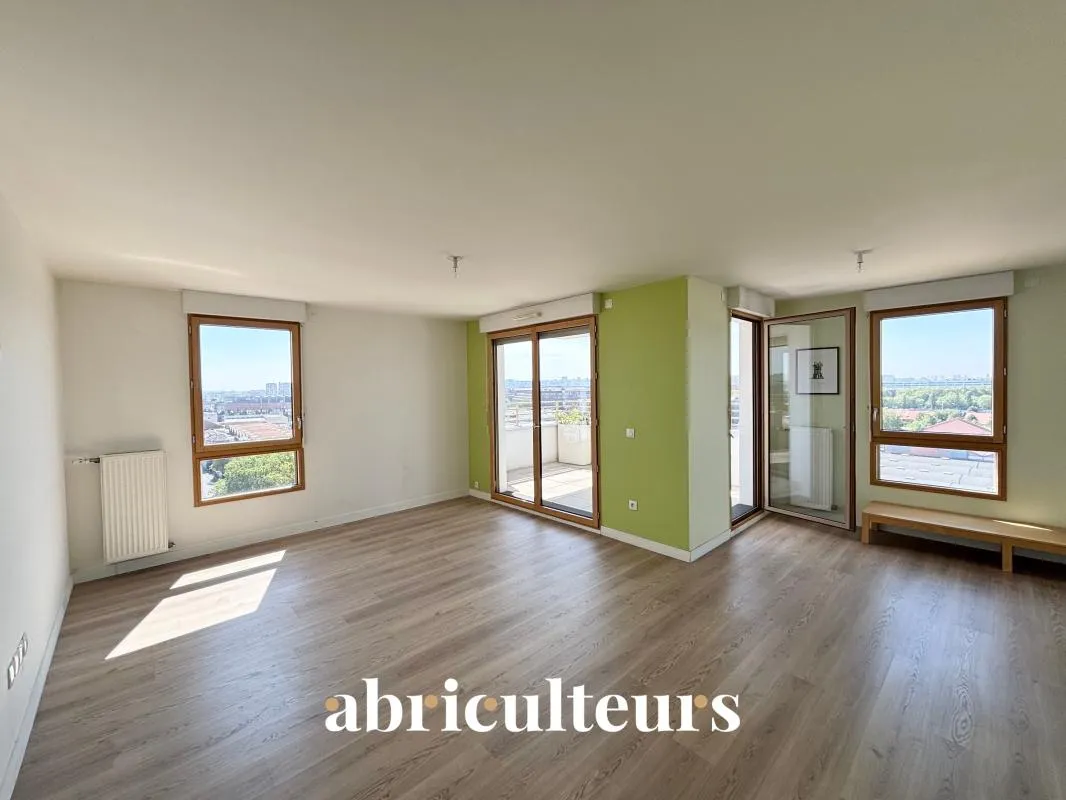 Appartement de caractère de 119 m² avec balcon et terrasse – Immeuble d’architecte au pied du métro