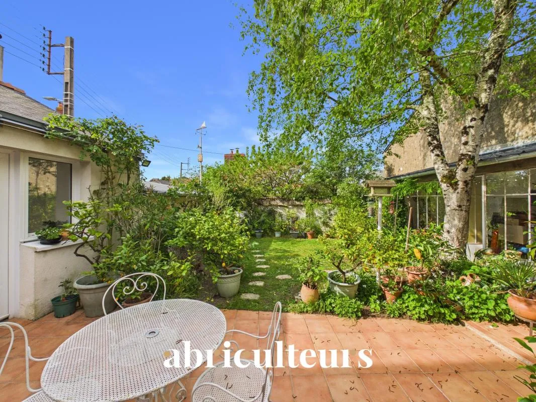 Maison aux volumes généreux - 5 chambres et 1 bureau - Beau jardin arboré sans vis-à-vis - Garage - Zola