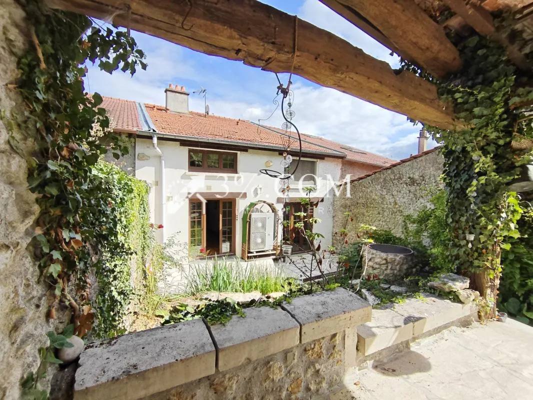 Maison de 208 m2, 3 chambres, cuisine, dépendance, jardin ar
