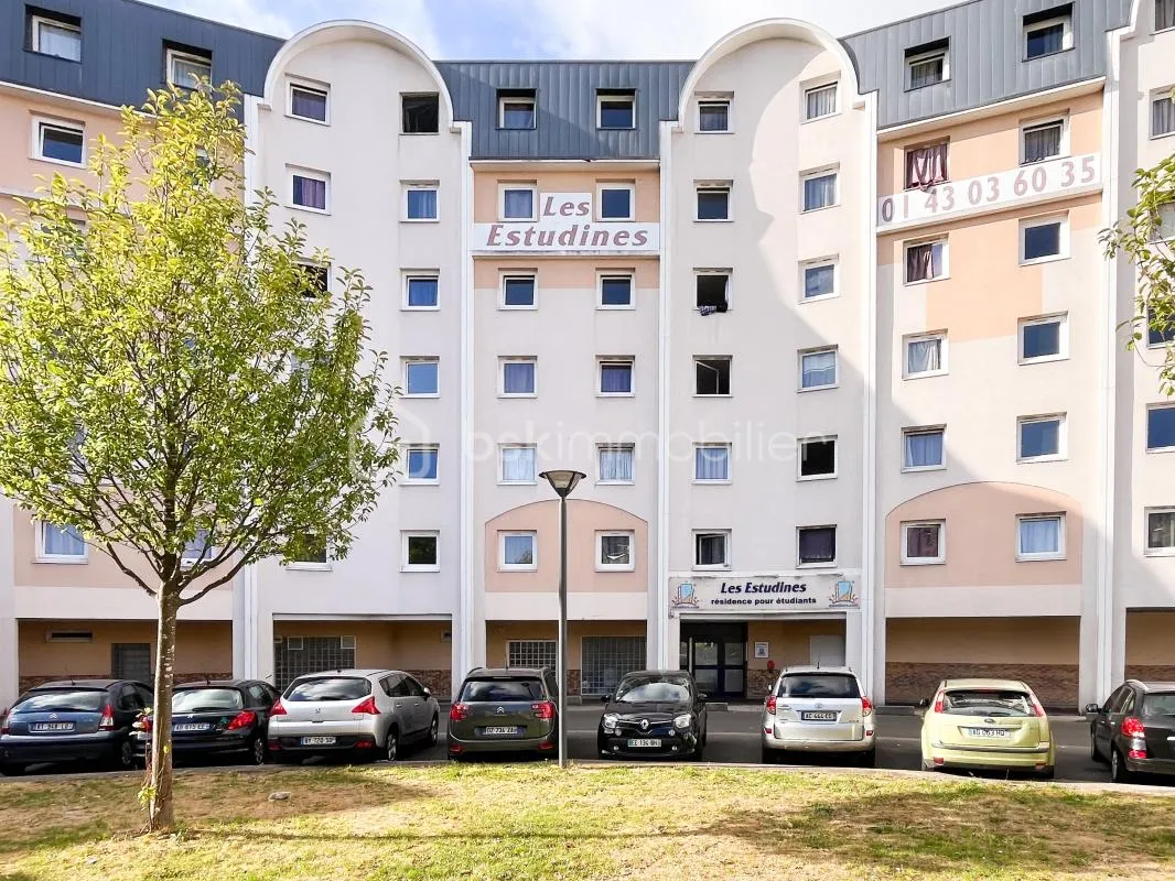 À vendre à Noisy-le-Grand (93160), au cœur de la résidence étudiante « Les Estudines », un ensemble immobilier vendu loué sous bail commercial avec le groupe Réside Études