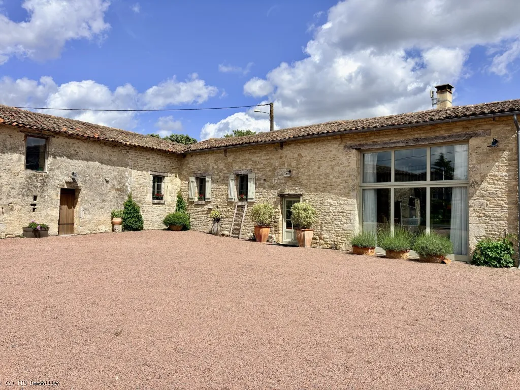 Superbe Maison de Campagne avec Piscine Chauffée et Court de Tennis