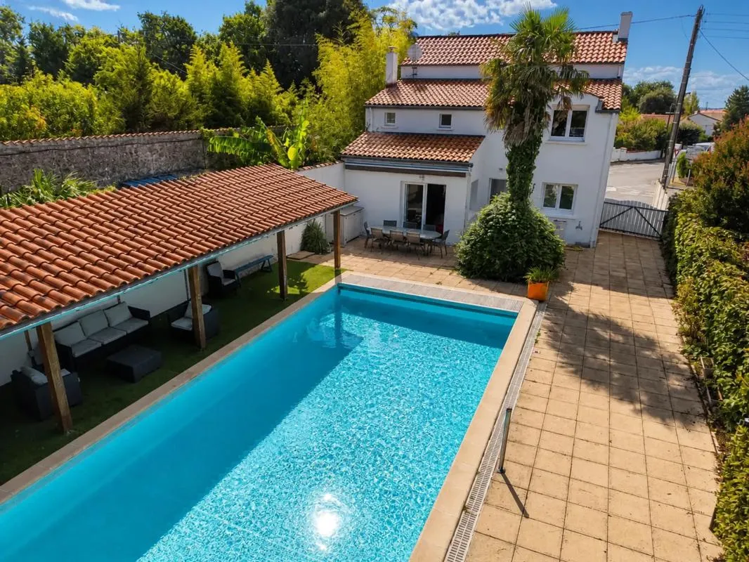FOURAS – Maison familiale 116 m² • Piscine • Jardin 460 m² • Centre-ville à pied