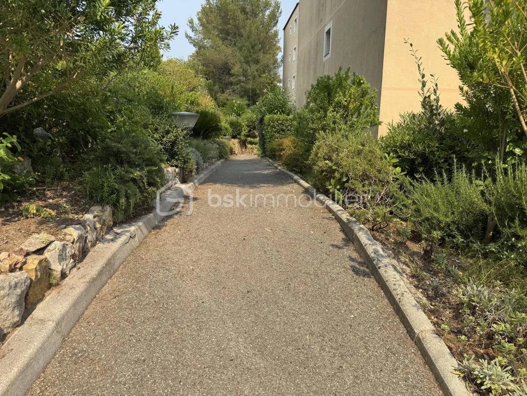 À Saint-Raphaël (83700), dans un quartier recherché, beau T3 de 59,84 m² avec terrasse, jardin privatif de 39 m², garage et cave