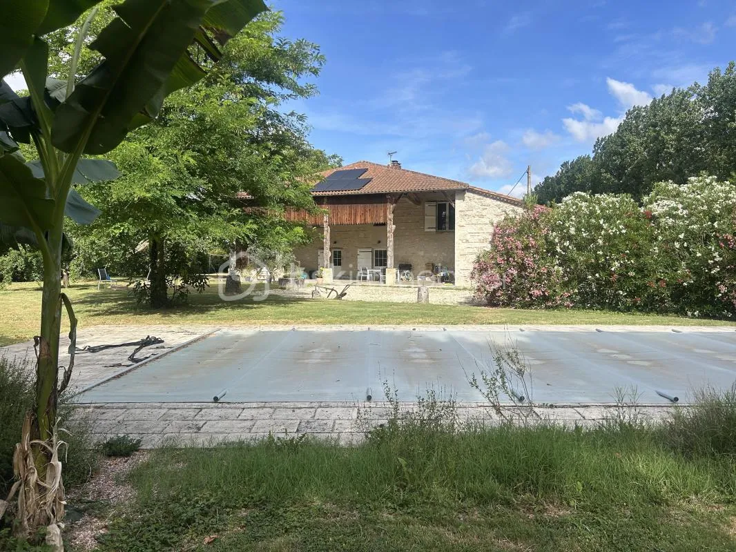 SUPERBE MAISON EN PIERRES - CALME - 6 CHAMBRES -PISCINE - GARAGE - DEPENDANCE