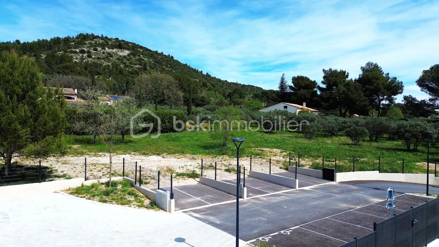 A vendre terrain constructible et viabilisé de 567 m2 , au pied du Luberon , très au calme , sur Mérindol