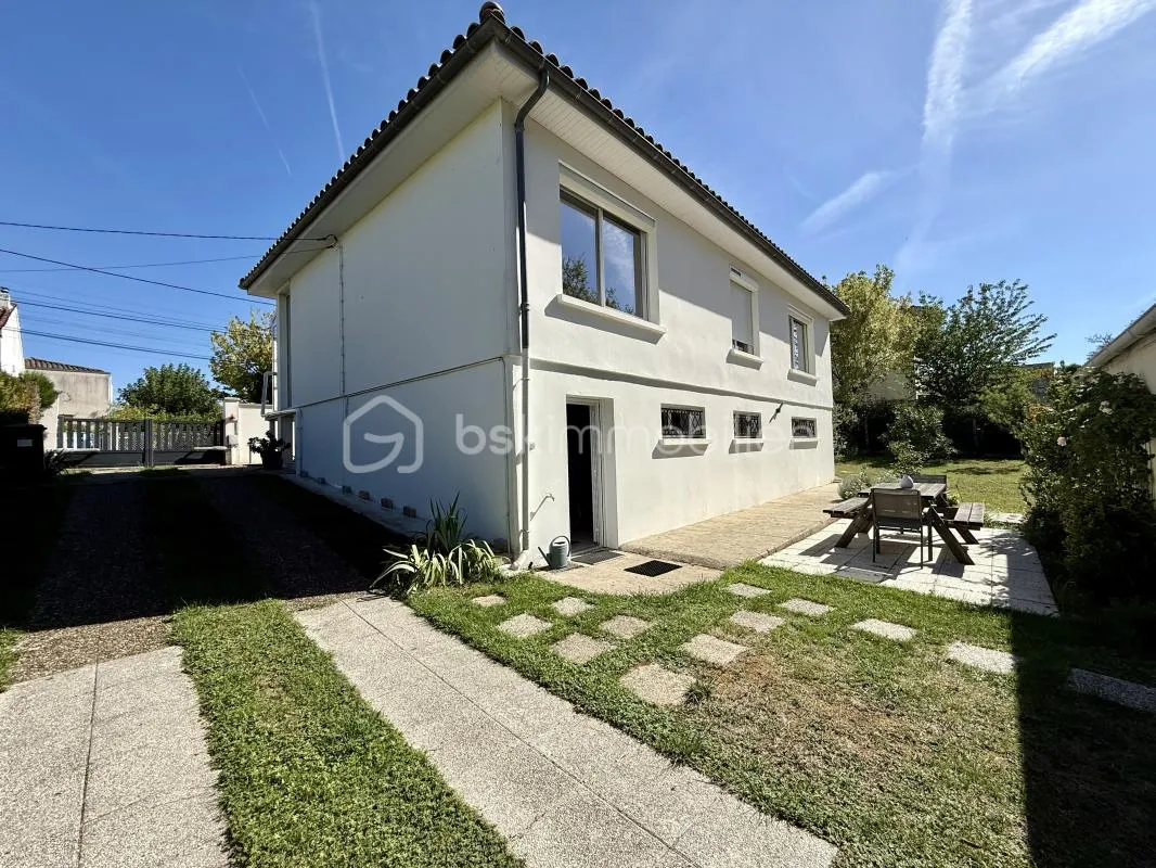 EXCLUSIVITÉ – SAINTES – Maison 140 m² avec jardin EN ZONE NON INONDABLE OFFRANT CALME, CONFORT ET PROXIMITÉ DU CENTRE VILLE