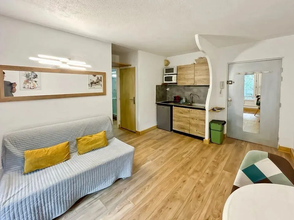 Appartement 2 pièces rénové avec terrasse – Proche centre-ville et plages