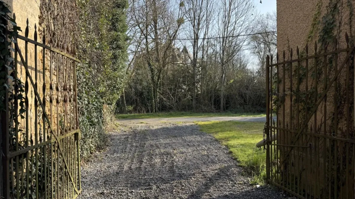 Charmante maison de village au sein d'un domaine avec chatea