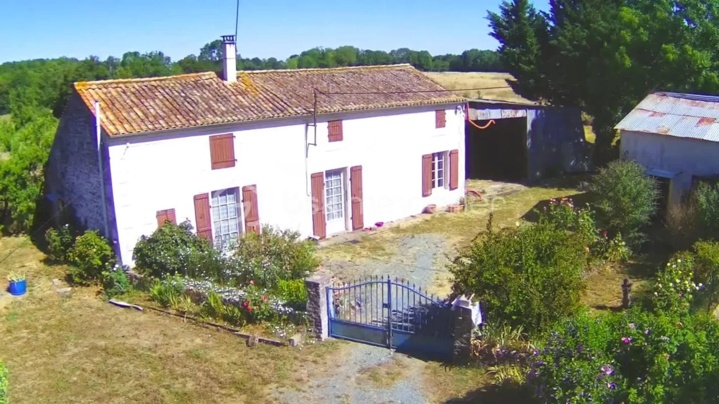 Maison de 70 m² à rénover – Dépendances – Terrain de 12 000 m²