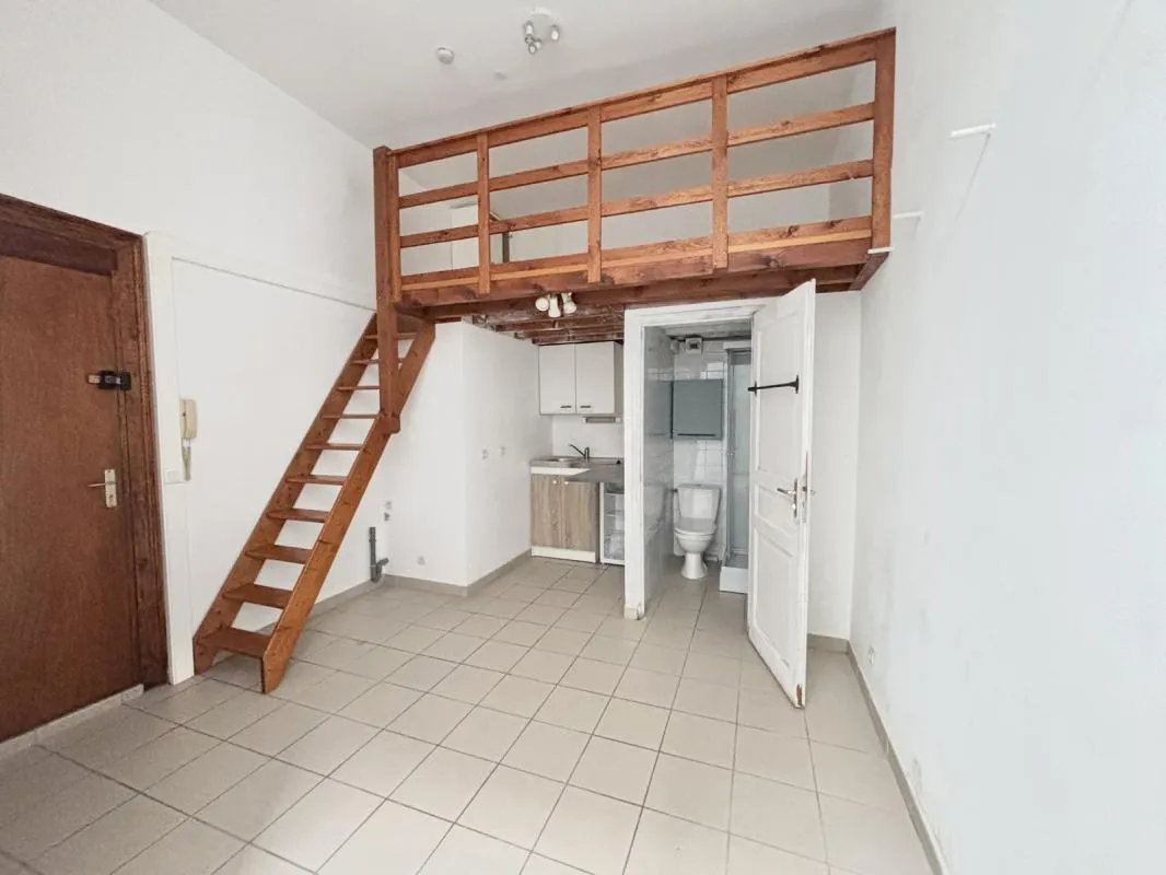 Studio avec mezzanine à rafraichir en plein centre de Lille