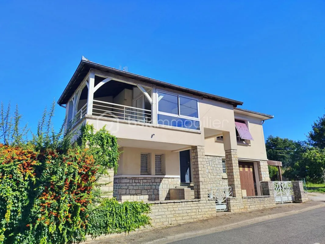 GOURDON – CENTRE-VILLE – MAISON 4 CHAMBRES AVEC JARDIN, TERRASSE ET GARAGE