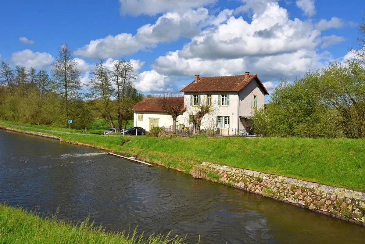 Maison ancienne + dépendances à vendre à Briennon