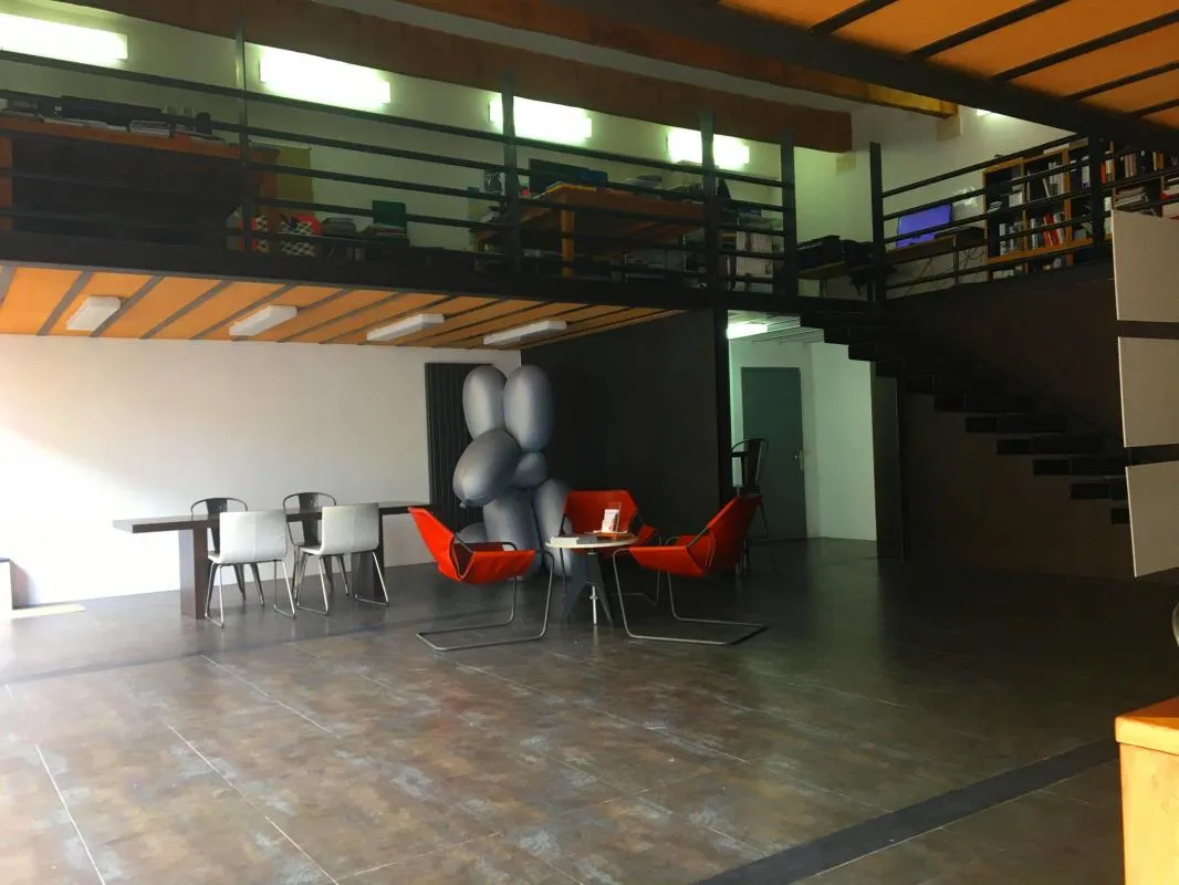 bureaux ou murs commerciaux de 181 M2 bien placés
