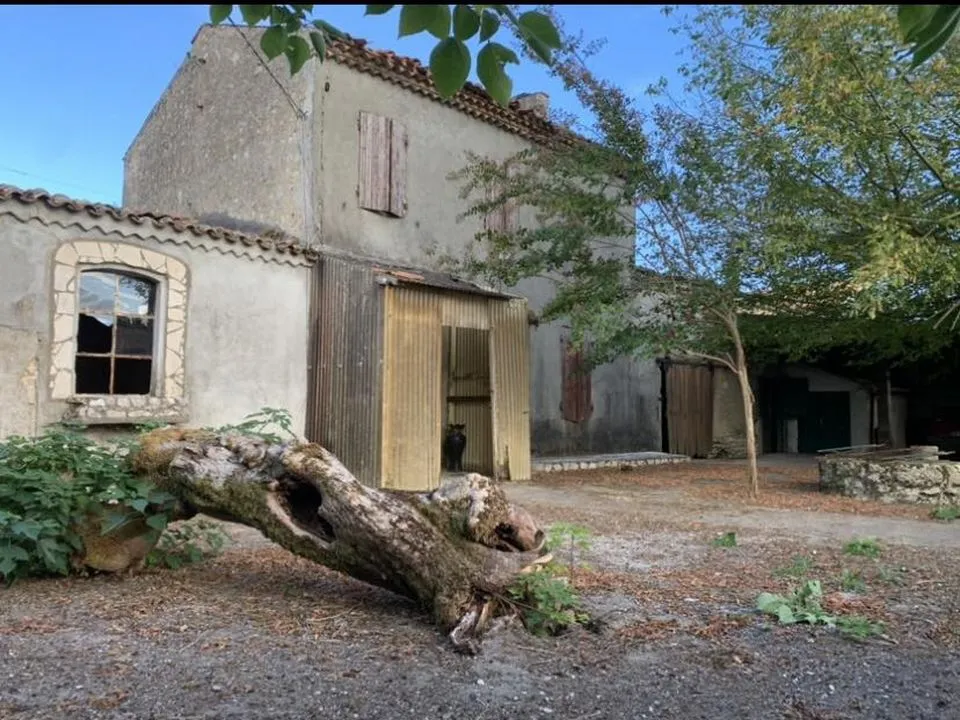 Deux lots à vendre, une maison et une grange attenante avec