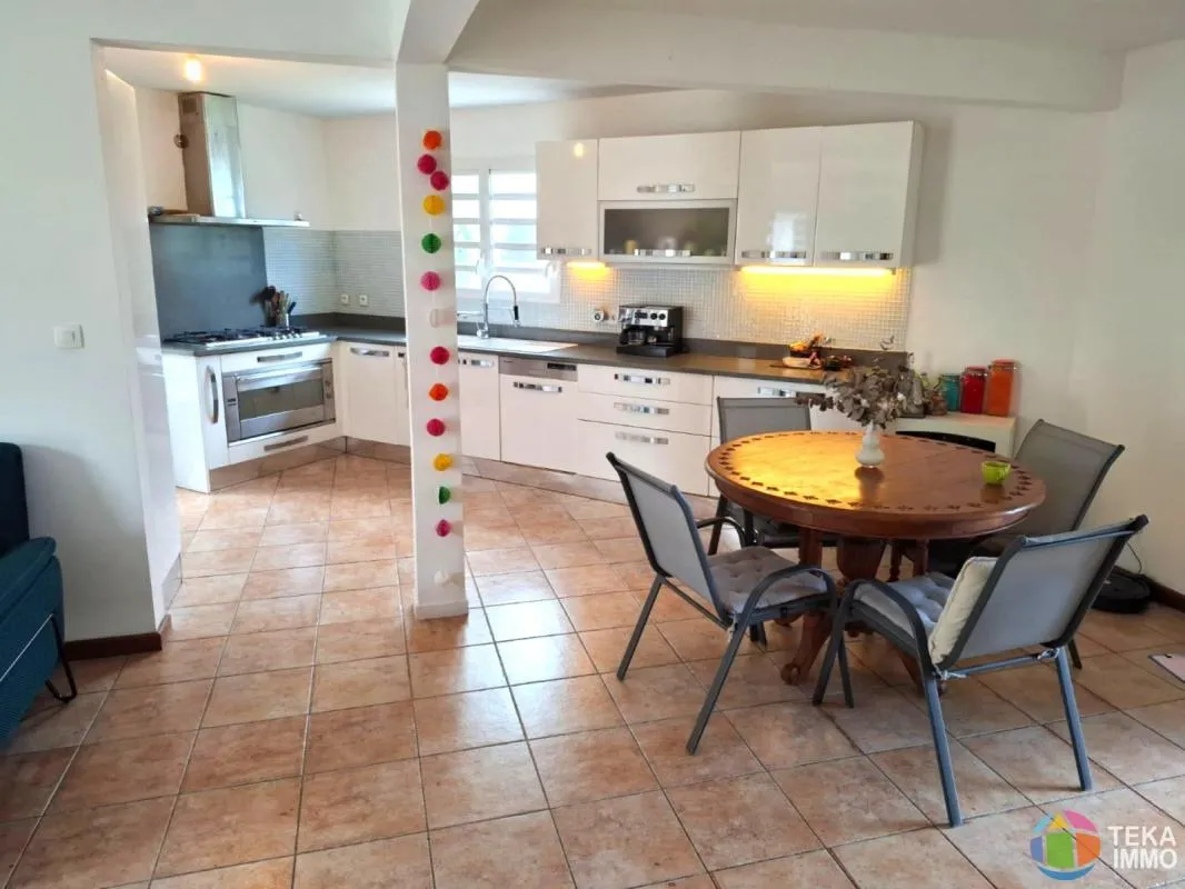 A VENDRE Villa F5 spacieuse et lumineuse, idéalement située entre Sainte-Suzanne et Saint André