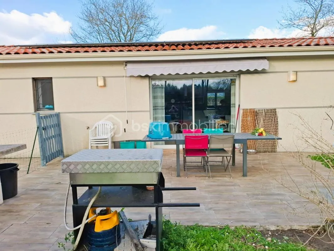 Maison contemporaine de 2015 – 4 chambres – terrain 1800 m² – piscine – DPE A