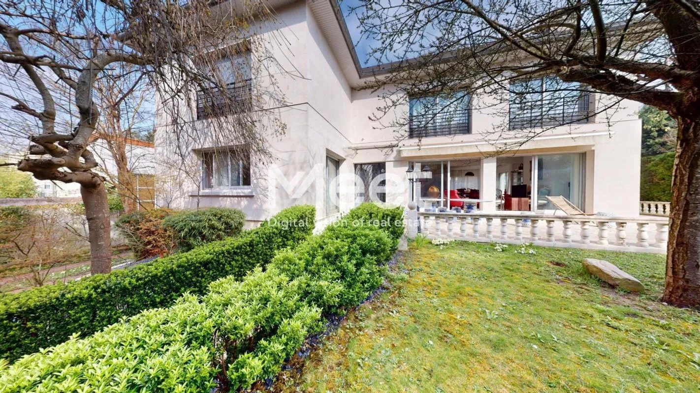 LE RAINCY - Maison 260 m² - 6 chambres - 1000 m² de terrain