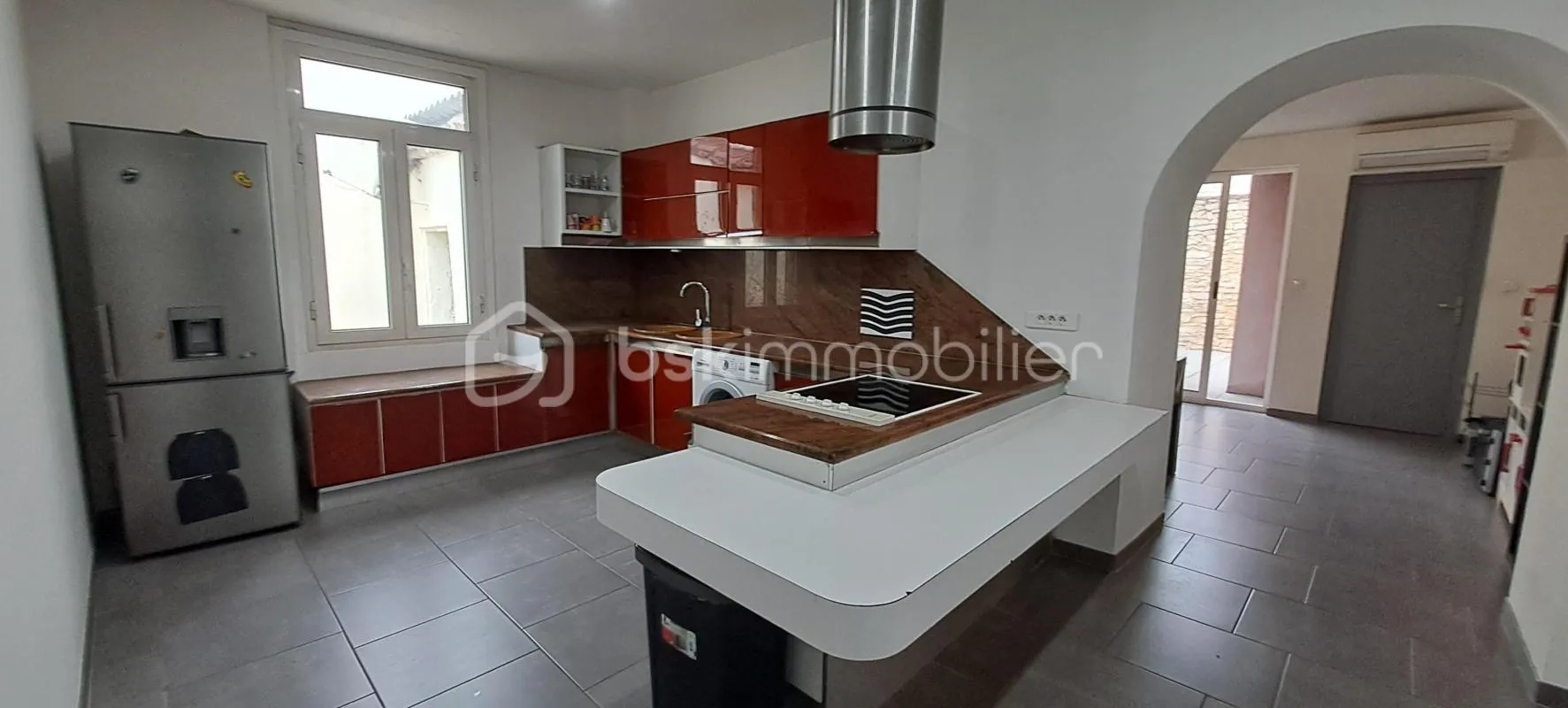 Ensemble Immobilier Uchaud. Appartement + Local Commercial.    277 000 €