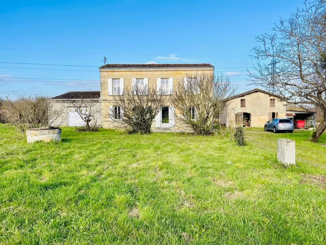 A Vendre MAISON FAMILIALE  EN PIERRE A TAURIAC  PROCHE  BORDEAUX AVEC DEPENDANCES AU CALME