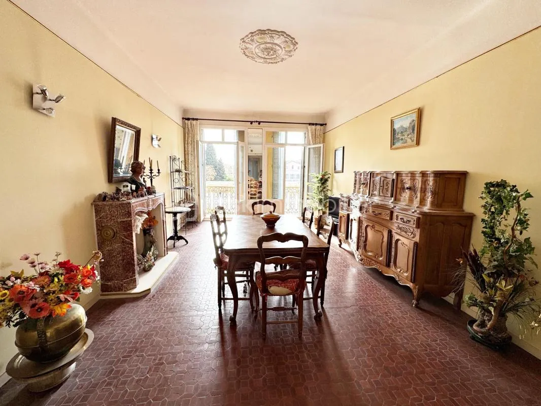 DPT VAR - HYERES-LES-PALMIERS CENTRE - T5 de 113 m² - 1er ETAGE AVEC ASCENSEUR