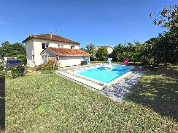 MAISON DE 120 M2 AVEC 4 CHAMBRES ET PISCINE SUR UN TERRAIN DE PLUS DE 800 M2  !!!