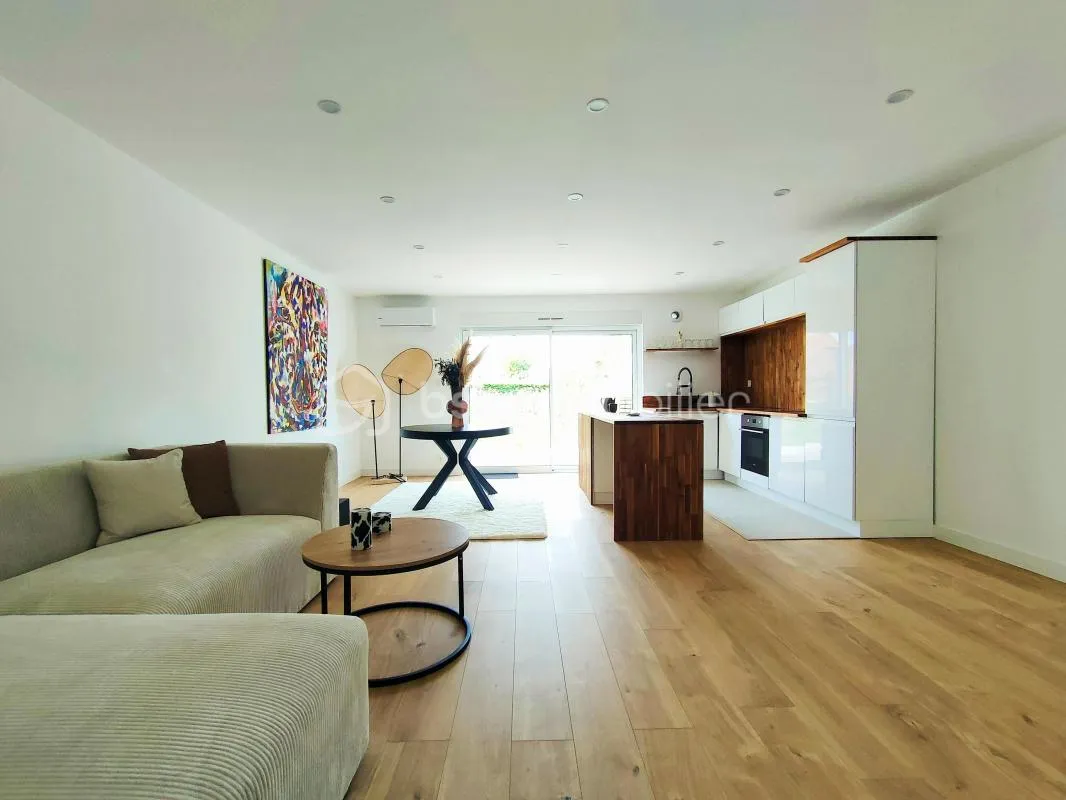 Plain-pied semi-individuel totalement rénové 3 chambres double séjour jardin stationnement