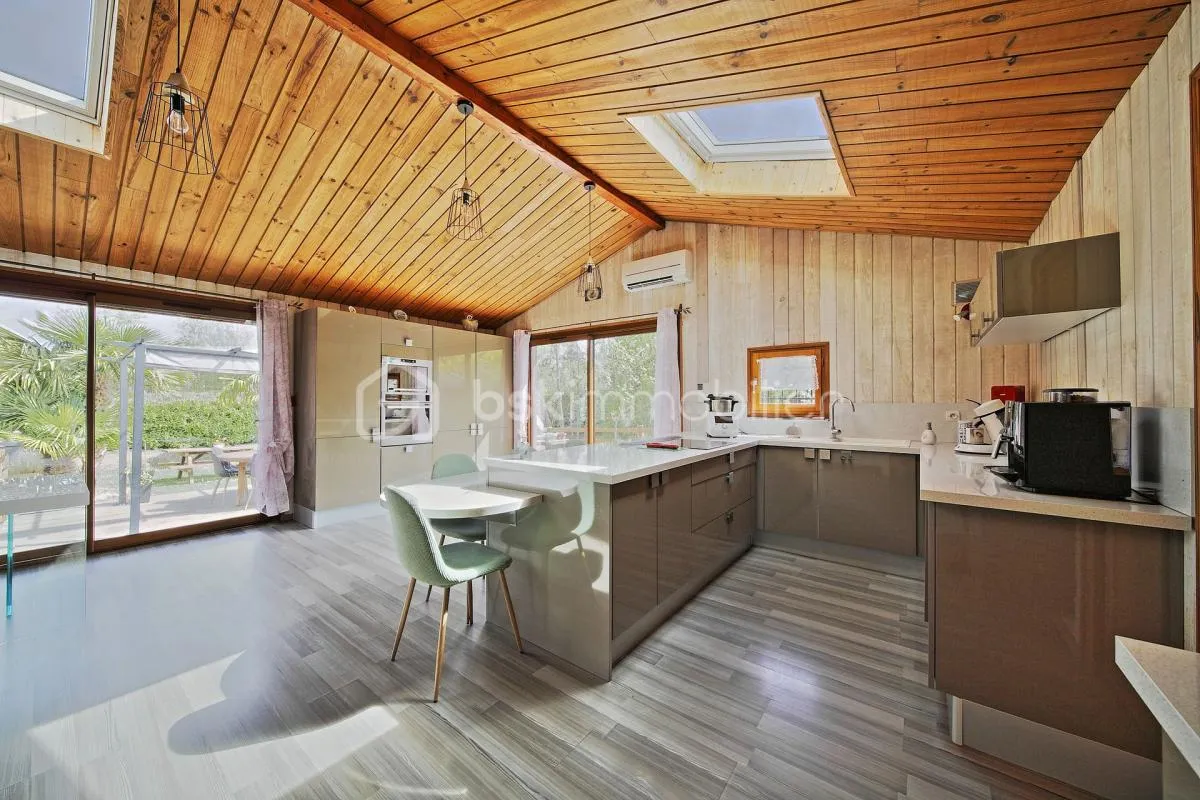 MAGNIFIQUE MAISON OSSATURE BOIS 5 CHAMBRES AVEC GARAGE DANS DOMAINE SÉCURISÉ AVEC LACS PRIVÉS, TERRAINS DE TENNIS PRIVÉS ET GARDIEN !