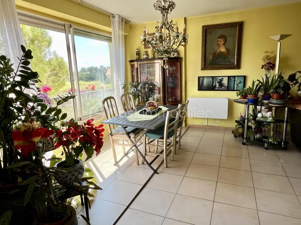 VUE DÉGAGÉE POUR CET APPARTEMENT PROCHE DES COMMODITÉ - 4 CHAMBRES ET LOGGIA -