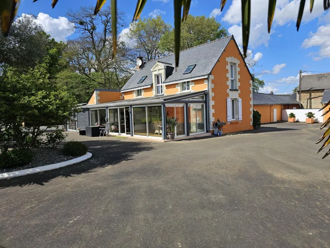 Maison de 220 m2 avec dépendances sur terrain de 4758 m2 don