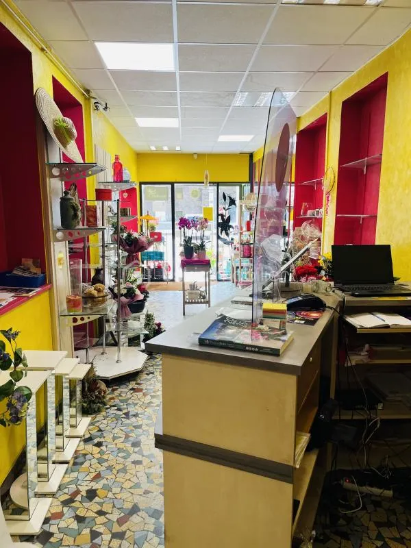 EXCLUSIVITE ! Chaleur et confort dans un local commercial polyvalent au cœur de la ville !