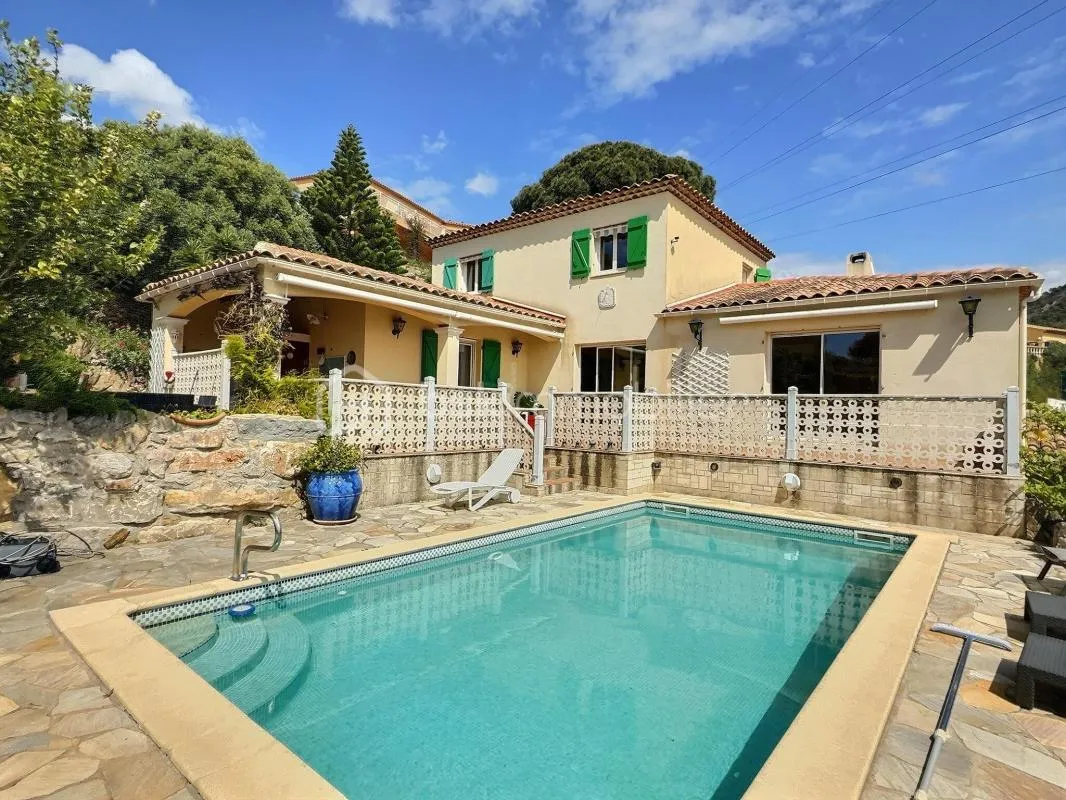 🏡 RARE À BORMES-LES-MIMOSAS – Vue mer panoramique, calme absolu, sans vis-à-vis ! Charmante villa 6 pièces,  À 5 min des plages et commodités. Coup de cœur assuré !
