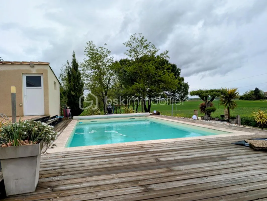 À vendre – Maison de campagne avec piscine, terrain de 7 800 m² et dépendances