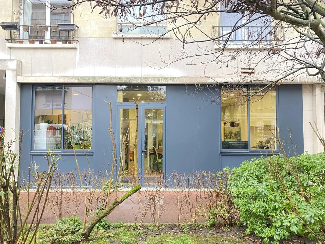 Corpimmo vous propose en exclusivité la vente d'une surface commerciale de 78 m² (carrez) de plain pied traversante, accessibilité PMR, HSP de plus de 3 mètres, à 5 mins du métro