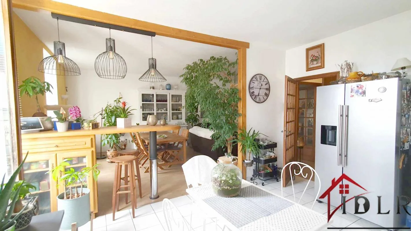 RARE -- Duplex lumineux 153 m2 -- Centre-ville Oyonnax
