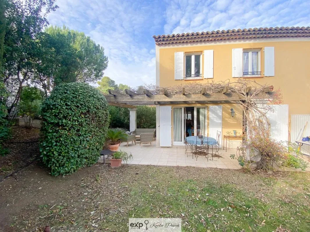 Villa sur le Domaine du Pont Royal avec garage, cave et accès à deux piscines