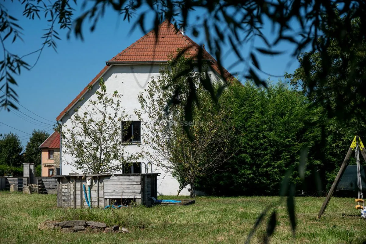 Beaux volumes pour cette maison avec agréable terrain et grande dépendance