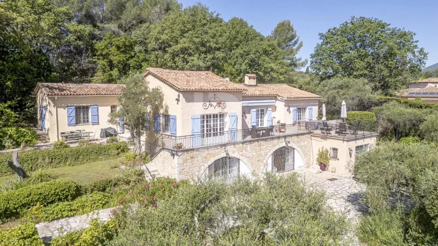 Magnifique villa avec des vues panoramiques dans un Domaine fermé à Valbonne