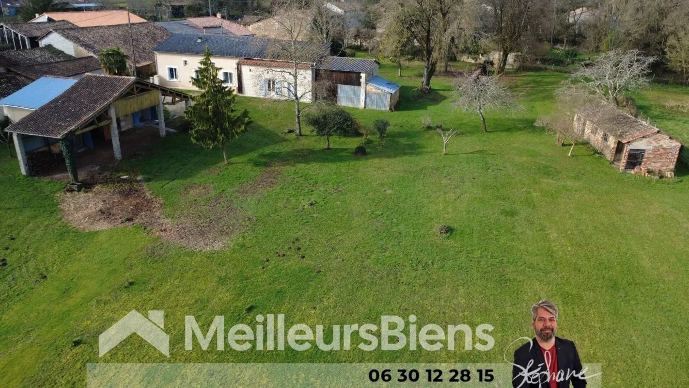 Maison et dépendances dont écurie et terrain